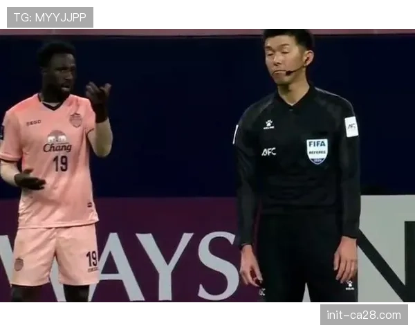 特写:VAR长时间介入检查,成都蓉城对阵河南比赛中断八分钟